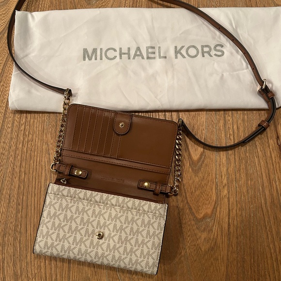 Michael Kors Monogram Cream Crossbody Bag w/phone slot - Jet Set Travel - Picture 8 of 11